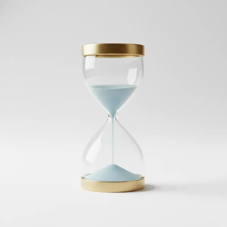 Para analizująca koszt ubezpieczenia kredytu przy wydłużeniu okresu spłaty, porównująca raty i całkowite koszty na ekranie laptopa