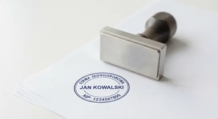Porównanie umowy zlecenie i umowy B2B: dokumenty, formularze i kalkulator na biurku, które pomagają policzyć koszty i podatki
