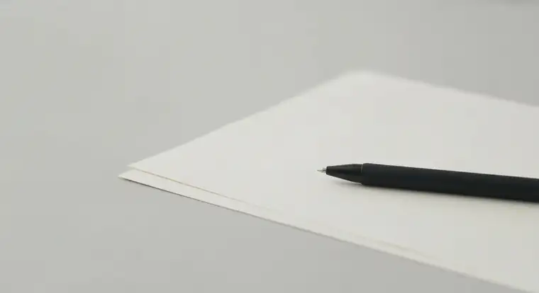 Porównanie umowy zlecenie i umowy o świadczenie usług - dokumenty na biurku z długopisem i okularami, symbolizujące wybór między zleceniem a usługą