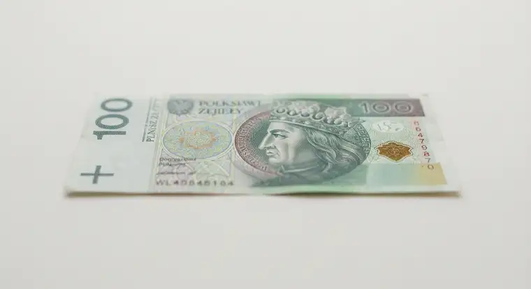 Symulacja kredytu gotówkowego przy zarobkach 5000 netto w 2026 roku. Na ekranie telefonu widać ratę kredytu, okres spłaty i zdolność kredytową