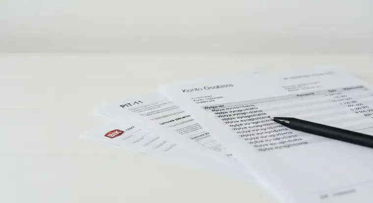 Kredyt gotówkowy bez umowy o pracę - dokumenty dochodowe, wyciągi bankowe i kalkulator na biurku, ilustracja o zdolności kredytowej